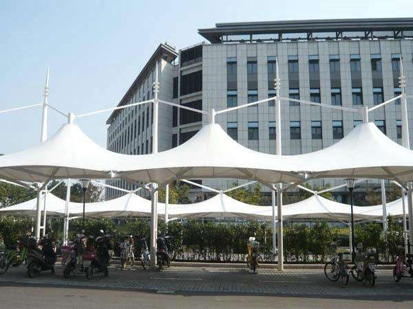 隨處可見的膜結構雨棚.jpg 隨處可見的膜結構雨棚.jpg