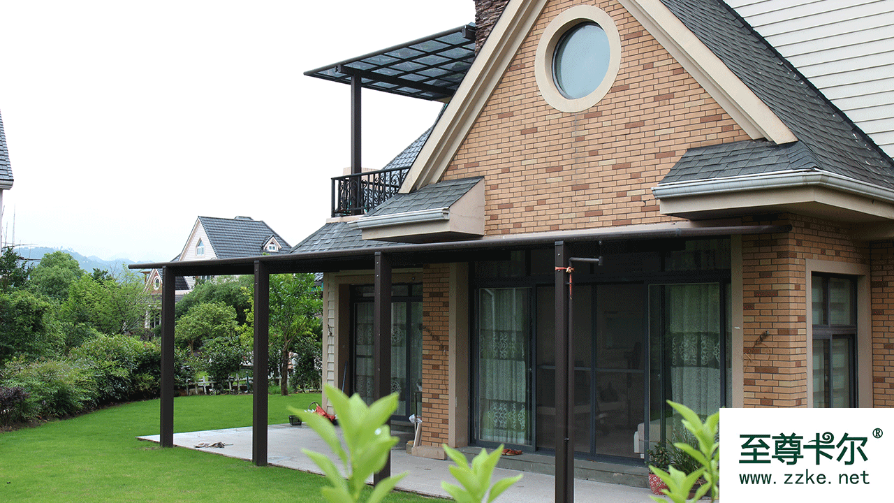 遮陽棚頂部使用陽光板好還是耐力板好？