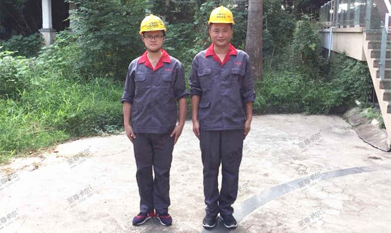 眾率董事長（韓俊峰）親自到安裝第一線和安裝兄弟們并肩戰斗！