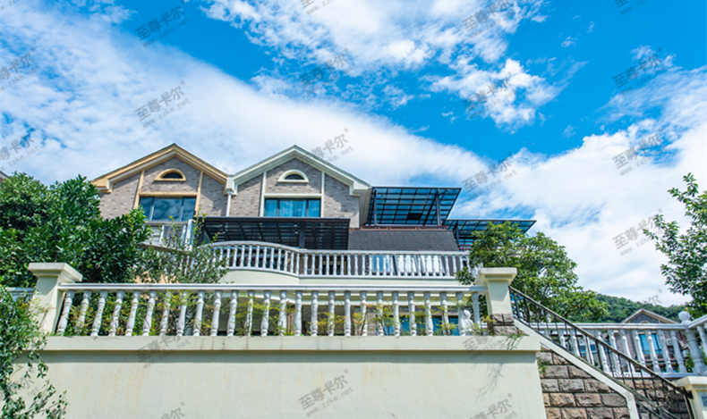 雨棚廠家告訴您：為什么安裝雨棚要選聚碳酸酯板？