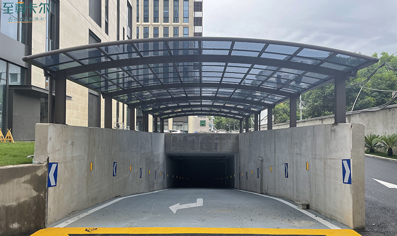 地下車庫出入口雨棚？耐力板雨棚廠家？